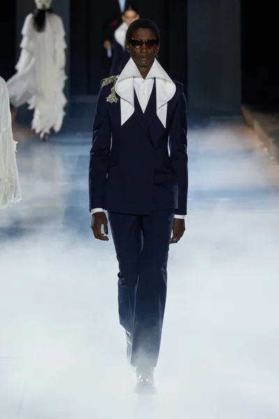 Look 10